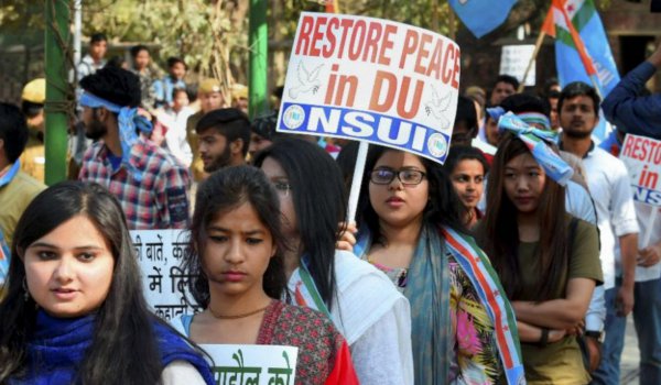 गुरमेहर मामले में सियासत : राजनीतिक दलों का ट्वीटर वॉर गुरमेहर मामले में सियासत : राजनीतिक दलों का ट्वीटर वॉर