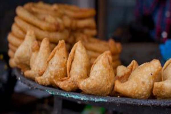 झटपट बनाए मीठे मावे के समोसे झटपट बनाए मीठे मावे के समोसे