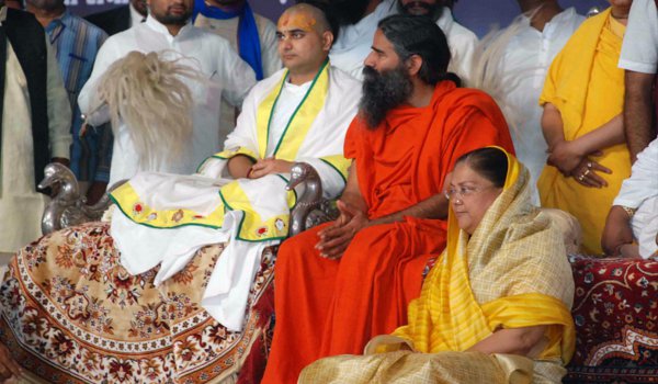 मुख्यमंत्री राजे पहुंची निम्बार्काचार्य पीठ, संतों के चरणों में बैठीं मुख्यमंत्री राजे पहुंची निम्बार्काचार्य पीठ, संतों के चरणों में बैठीं