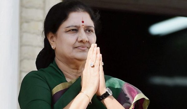 शशिकला को सीएम पद की शपथ लेने से रोकने के लिए सुप्रीम कोर्ट में याचिका शशिकला को सीएम पद की शपथ लेने से रोकने के लिए सुप्रीम कोर्ट में याचिका