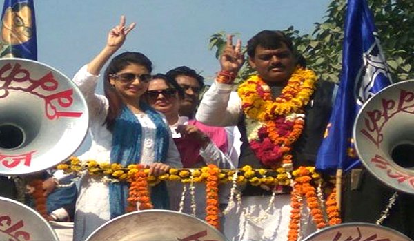 Bollywood actress mahima Chaudhary and Bhagyashree campaign in kanpur