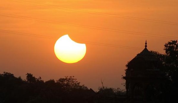 भारत में आंशिक असर के साथ लगा साल का पहला सूर्य ग्रहण