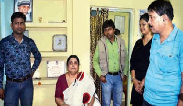 बाल तस्करी मामले में घिरीं चंदना चक्रवर्ती, जेल में कुर्सी पर बैठ बिताई रात