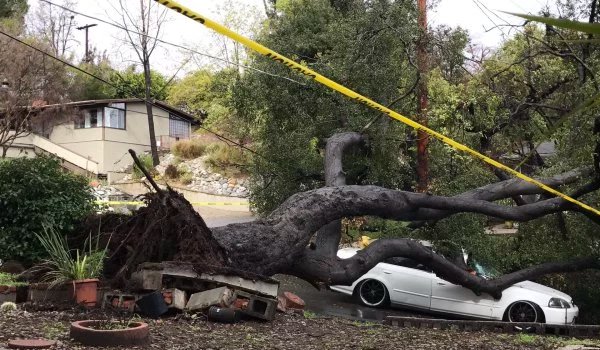 अमरीका : कैलिफोर्निया में शक्तिशाली तूफान, 4 मरे