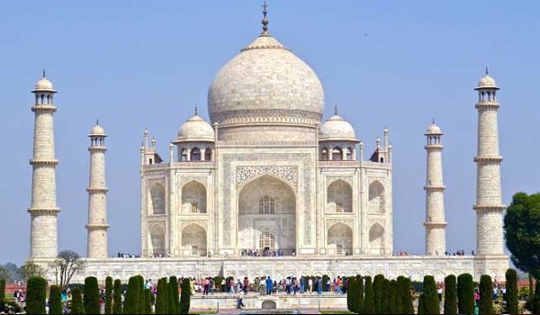 ताजमहल की सुरक्षा में लगी सेंध, पर्यटक ने उड़ाया ड्रोन कैमरा ताजमहल की सुरक्षा में लगी सेंध, पर्यटक ने उड़ाया ड्रोन कैमरा