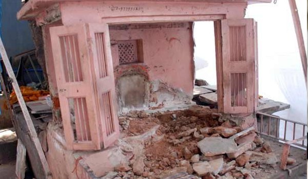 जयपुर : मेट्रो रुट में बाधा बन रहे 4 मंदिरों को विरोध के बीच हटाया