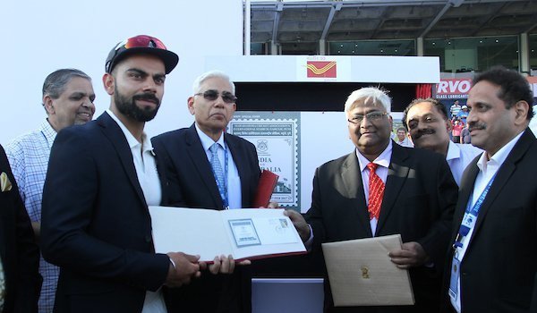 विराट कोहली ने जारी किया डाक टिकट विराट कोहली ने जारी किया डाक टिकट