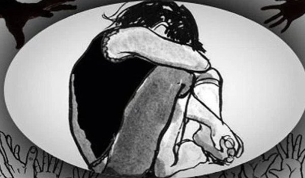 मेरठ में 13 साल की लडकी के साथ पड़ोसी ने किया रेप मेरठ में 13 साल की लडकी के साथ पड़ोसी ने किया रेप