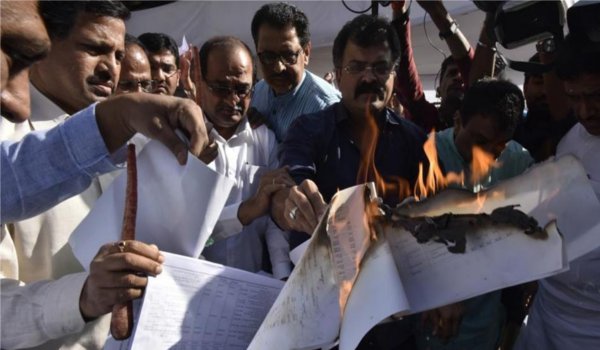 बजट पेश करते समय उत्पात मचाने वाले 19 विधायक निलंबित बजट पेश करते समय उत्पात मचाने वाले 19 विधायक निलंबित