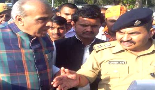 एयरपोर्ट प्रशासन से भिड़े जगदम्बिका पाल, एसएसपी के हस्तक्षेप पर गए अंदर एयरपोर्ट प्रशासन से भिड़े जगदम्बिका पाल, एसएसपी के हस्तक्षेप पर गए अंदर