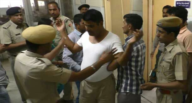 ASI ने पुलिस को चबवाये नाकों चने, कलेक्ट्री पर दिया धरना ASI ने पुलिस को चबवाये नाकों चने, कलेक्ट्री पर दिया धरना