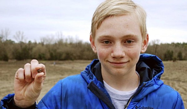 teenager Kale Langford finds 7.4 carat superman diamond in a US state park