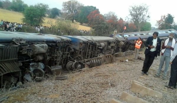 महाकौशल एक्सप्रेस की सात बोगियां पटरी से उतरी, 100 से ज्यादा घायल महाकौशल एक्सप्रेस की सात बोगियां पटरी से उतरी, 100 से ज्यादा घायल