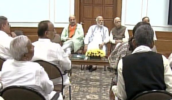 सांसदों के साथ पीएम ने की 2019 की चुनावी तैयारी पर चर्चा सांसदों के साथ पीएम ने की 2019 की चुनावी तैयारी पर चर्चा
