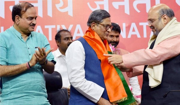 आखिरकार कांग्रेस छोड़ भाजपा के हो गए एसएम कृष्णा आखिरकार कांग्रेस छोड़ भाजपा के हो गए एसएम कृष्णा