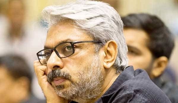 पद्मावती से जुडे विवाद पर संजय लीला भंसाली ने फिर दी सफाई पद्मावती से जुडे विवाद पर संजय लीला भंसाली ने फिर दी सफाई