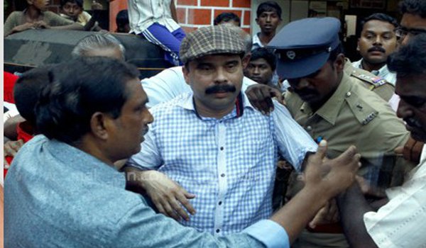 करोड़ों की ठगी करने वाला तमिल अभिनेता-निर्देशक एस श्रीनिवासन अरेस्ट करोड़ों की ठगी करने वाला तमिल अभिनेता-निर्देशक एस श्रीनिवासन अरेस्ट