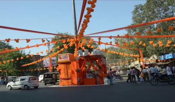 अजमेर में नववर्ष का स्वागत, तिलक लगाकर करवाया मुंह मीठा अजमेर में नववर्ष का स्वागत, तिलक लगाकर करवाया मुंह मीठा