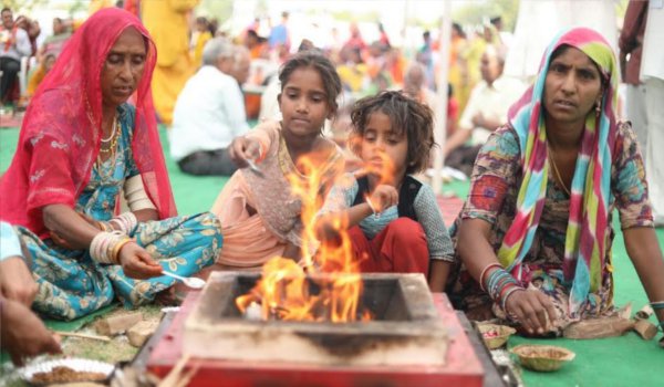 अजमेर : राष्ट्र रक्षा यज्ञ में पांच सौ जोड़ों ने दी आहुति अजमेर : राष्ट्र रक्षा यज्ञ में पांच सौ जोड़ों ने दी आहुति