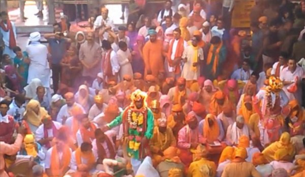 मथुरा में रंग गुलाल के साथ हुरियारों पर खूब बरसी प्रेम की लाठियां मथुरा में रंग गुलाल के साथ हुरियारों पर खूब बरसी प्रेम की लाठियां