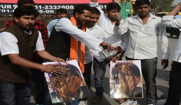 आजम खान के पोस्टर पर भाजयुमो ने पोती कालिख आजम खान के पोस्टर पर भाजयुमो ने पोती कालिख