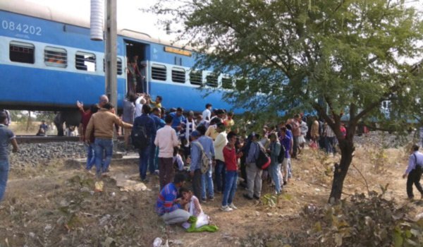 भोपाल-उज्जैन पैसेंजर ट्रेन में धमाका, एक दर्जन से अधिक घायल