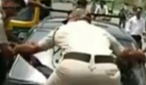 दिल्ली : कार के बोनट पर सिपाही को एक किलोमीटर तक घसीटा