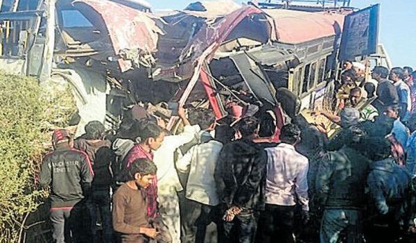 पुणे-सोलापुर रोड पर भीषण टक्कर, मुंबई के 11 यात्रियों की मौत