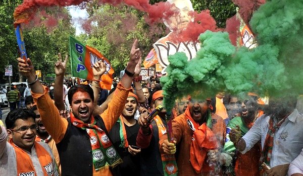 भगवामय हुआ उत्तर प्रदेश, बहुमत से काफी आगे भाजपा भगवामय हुआ उत्तर प्रदेश, बहुमत से काफी आगे भाजपा