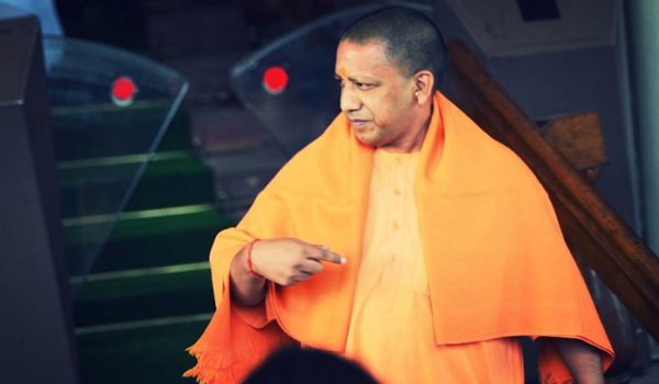 आदित्यनाथ ने सरकारी दफ्तरों में पान-गुटखा खाने पर लगाया बैन आदित्यनाथ ने सरकारी दफ्तरों में पान-गुटखा खाने पर लगाया बैन