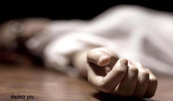 इलाहाबाद : प्रेमी की मां ने युवती को छत से फेंका, मौत इलाहाबाद : प्रेमी की मां ने युवती को छत से फेंका, मौत