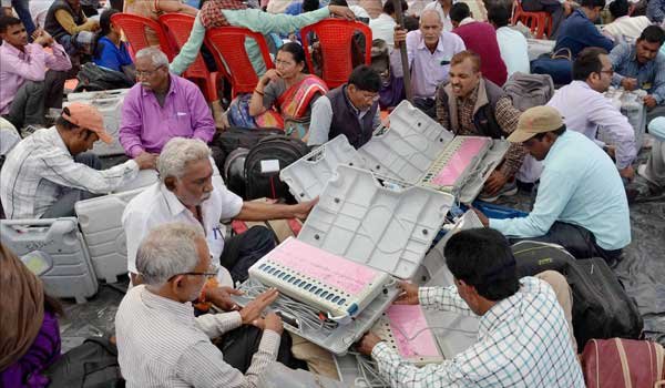 गोवा चुनाव : रुझानों में कांग्रेस को बढ़त, सीएम पारसेकर की हार