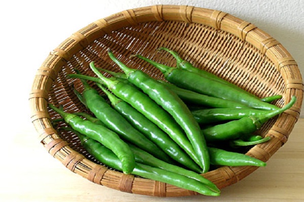 How are green chilies beneficial for beauty here?