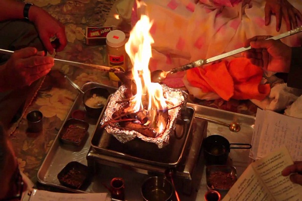 अगर आप चाहते हैं पैसों की ना हो कभी कमी, तो करिए ये हवन अगर आप चाहते हैं पैसों की ना हो कभी कमी, तो करिए ये हवन