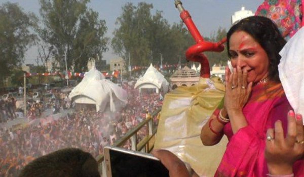 ड्रीम गर्ल, अभिनेत्री हेमामालिनी ने वृन्दावन में मनाई होली ड्रीम गर्ल, अभिनेत्री हेमामालिनी ने वृन्दावन में मनाई होली