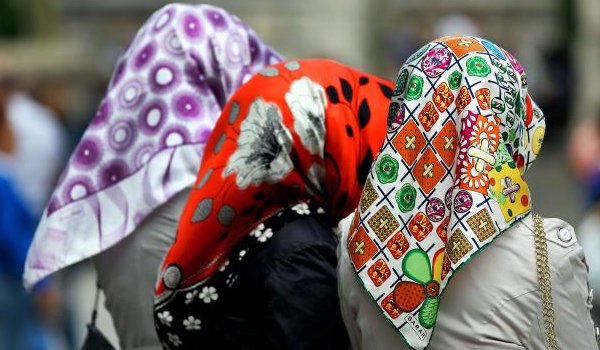 हिजाब पहनने पर रोक लगा सकेंगी कंपनियां : कोर्ट हिजाब पहनने पर रोक लगा सकेंगी कंपनियां : कोर्ट