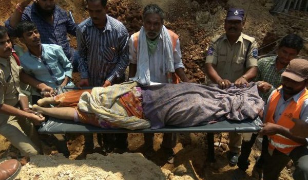 हैदराबाद में निर्माणाधीन ईमारत गिरने से चार मजदूर की मौत