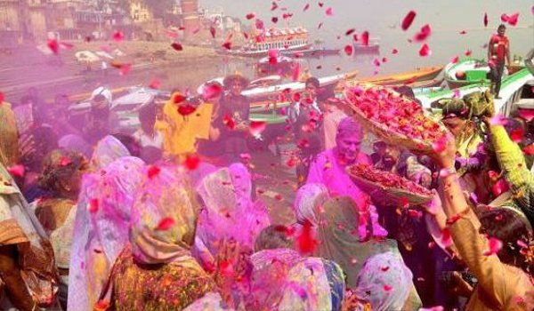 रंगों के पर्व पर रंगीली काशी, उमंग के बीच गुलाल की बही गंगा रंगों के पर्व पर रंगीली काशी, उमंग के बीच गुलाल की बही गंगा