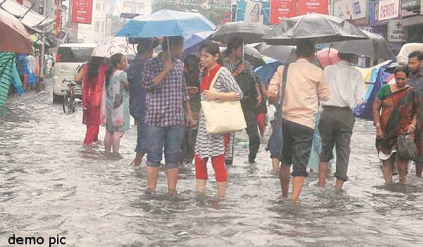 दो दिनों की बारिश से जलमग्न हुआ कोलकाता