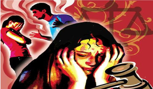 मेरठ : ममेरे भाई से रचाया विवाह, अब घर से निकाला मेरठ : ममेरे भाई से रचाया विवाह, अब घर से निकाला