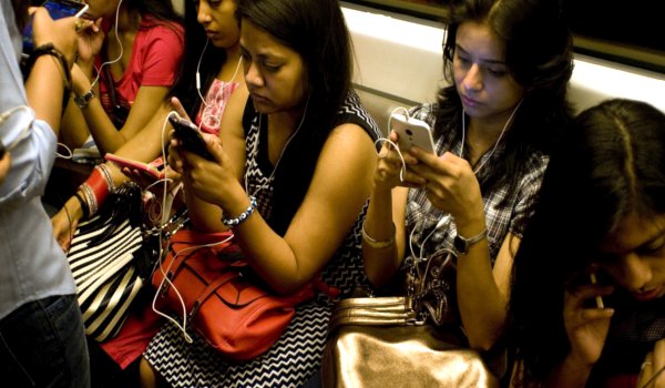 दिल्ली मेट्रो ट्रेन में फ्लोर पर बैठे तो देना होगा 200 रुपए का जुर्माना