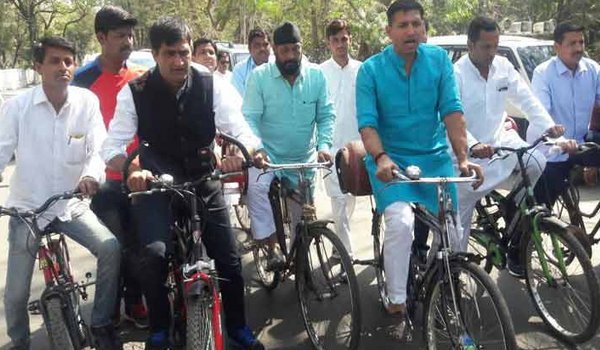 साइकिल पर सिलेंडर रख विधानसभा पहुंचे कांग्रेस विधायक, सदन में किया हंगामा