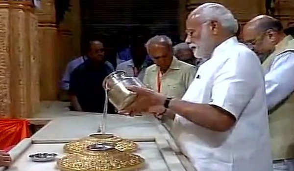 सोमनाथ मंदिर में जल चढ़ाकर पीएम मोदी ने की विशेष पूजा सोमनाथ मंदिर में जल चढ़ाकर पीएम मोदी ने की विशेष पूजा