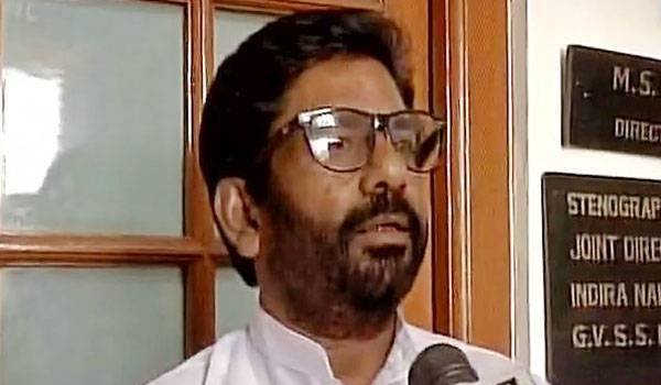सांसद रवींद्र गायकवाड़ टिकट रद्द होने के बाद ट्रेन से पहुंचे दिल्ली सांसद रवींद्र गायकवाड़ टिकट रद्द होने के बाद ट्रेन से पहुंचे दिल्ली