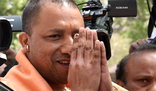 सीएम योगी आदित्यनाथ की आपत्तिजनक फोटो पर हंगामा सीएम योगी आदित्यनाथ की आपत्तिजनक फोटो पर हंगामा