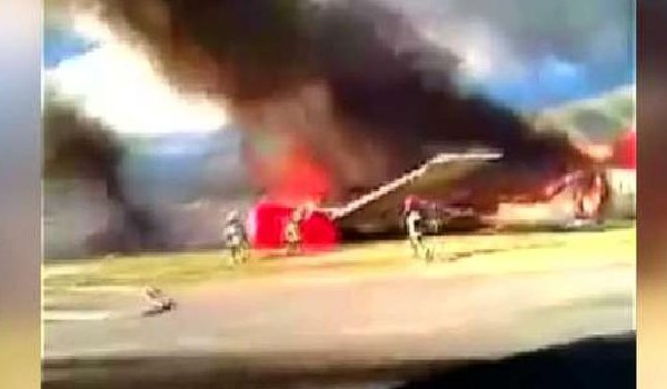 देखें वीडियो : इमरजेंसी लैंडिंग के दौरान पेरूबियाई विमान में लगी आग
