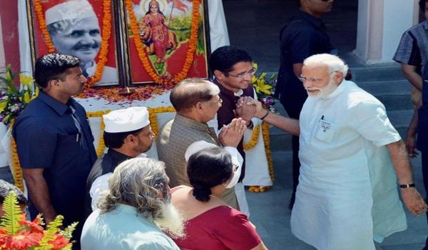 pm narendra modi vists ancestral house of lal bahadur shastri in varanasi