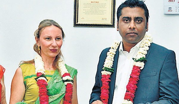 विदेशी बाला को सनातनी संस्कृति ऐसी भाई कि रचाया ब्याह विदेशी बाला को सनातनी संस्कृति ऐसी भाई कि रचाया ब्याह