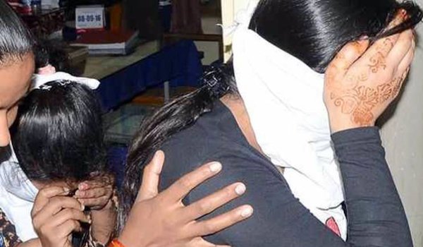 रांची : खेलगांव अपार्टमेंट में रेड, सेक्स रैकेट का खुलासा रांची : खेलगांव अपार्टमेंट में रेड, सेक्स रैकेट का खुलासा