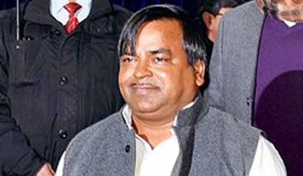 रेप आरोपी मंत्री गायत्री प्रजापति लापता, हटेगी वाई कैटगरी सुरक्षा रेप आरोपी मंत्री गायत्री प्रजापति लापता, हटेगी वाई कैटगरी सुरक्षा